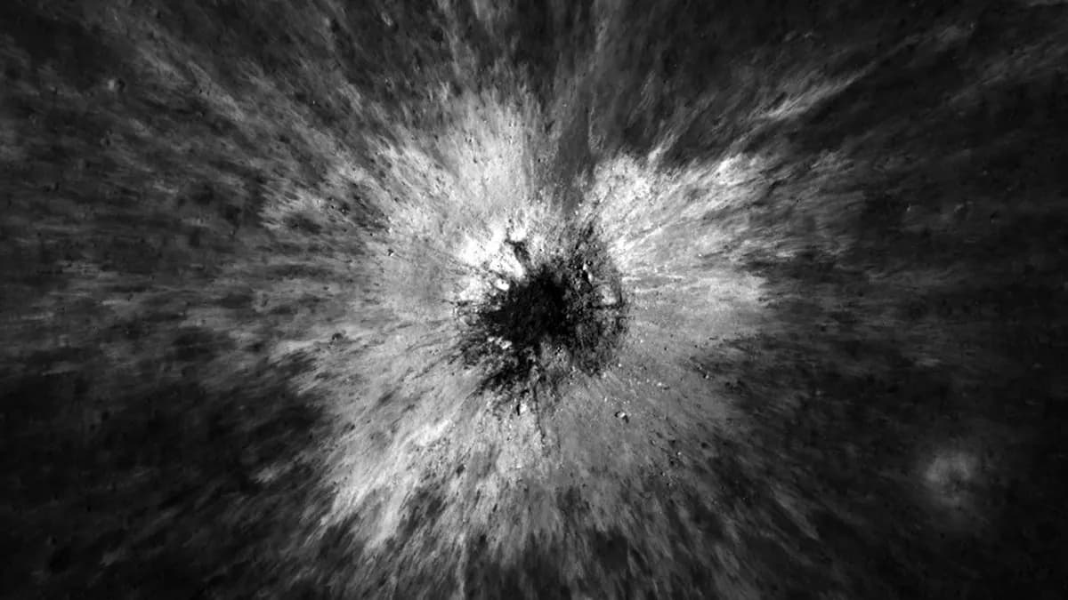 Un nuevo cráter de 222 metros descubierto en la Luna por el orbitador de la NASA