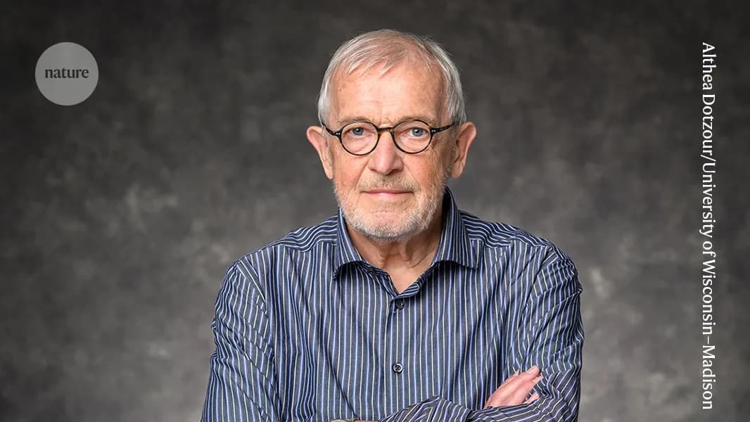 Francis Halzen recibe el Premio Nobel de Física por su trabajo en la detección de neutrinos